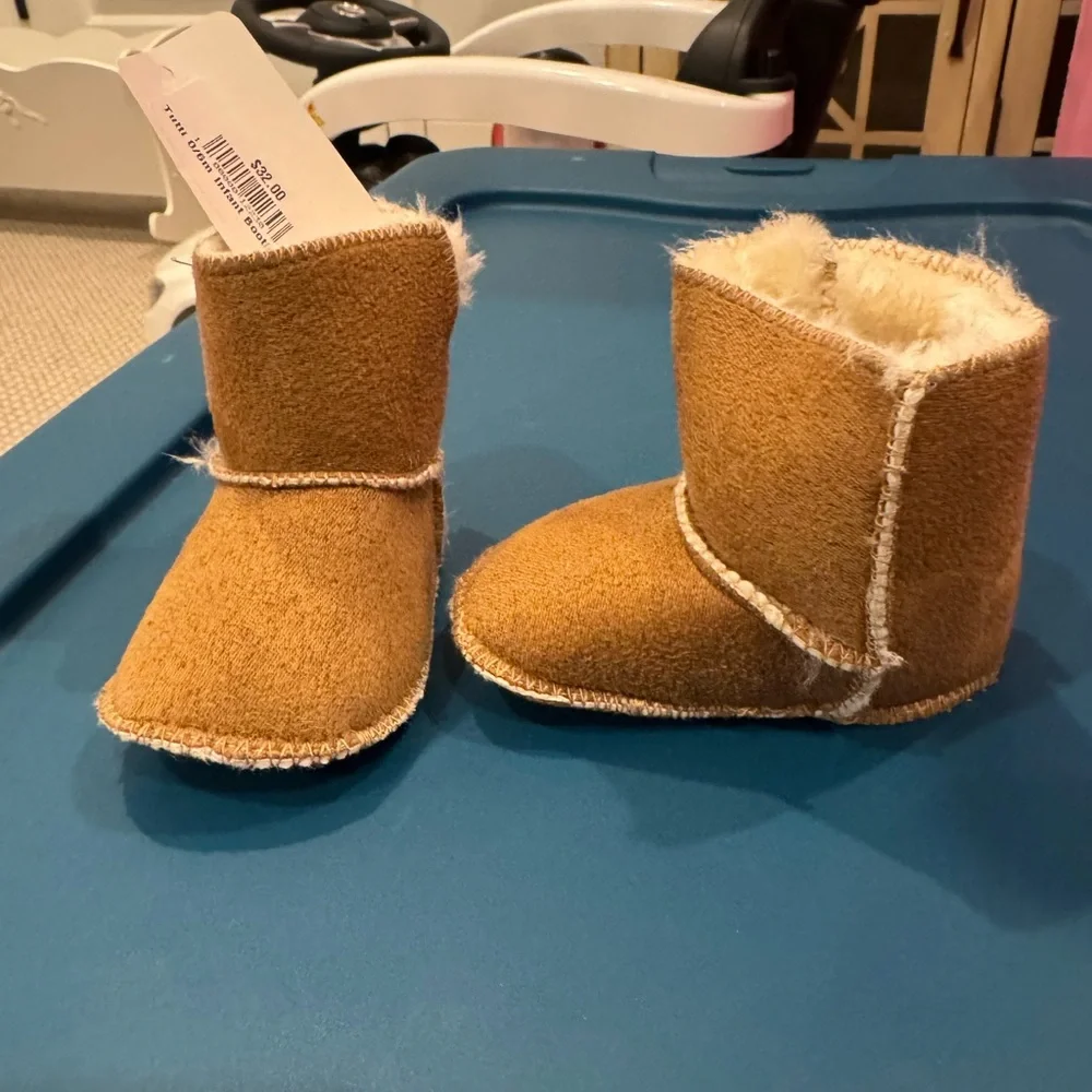 NWT INFANT BOOTIES